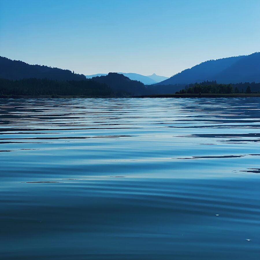 Plan d’eau au pied d’une montagne en journée